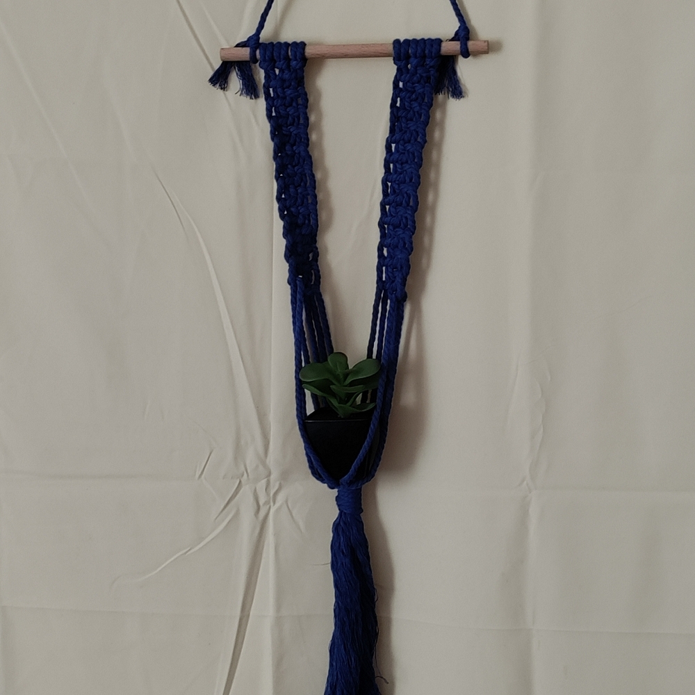 Small macrame plant holder